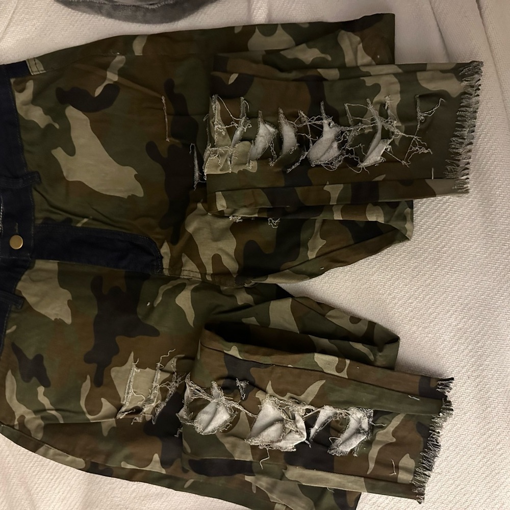 Camouflage XXL distressed jeans